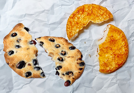 割れたせんべい