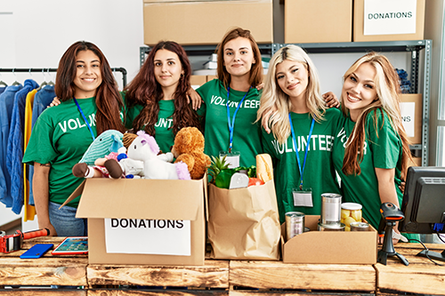 「volunteer」の字が書かれたTシャツを着た人達